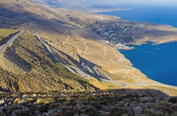 Hårnålesving mod kystbyen Chora Sfakion på Kretas sydkyst