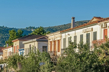 Farverige facader i kystbyen Galaxidi - Grækenland