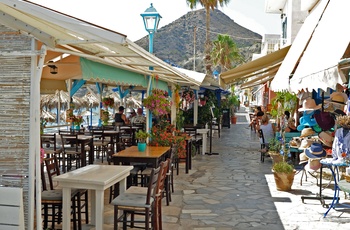 Restauranter nær stranden i kystbyen Myrtos i det sydøstlige Kreta