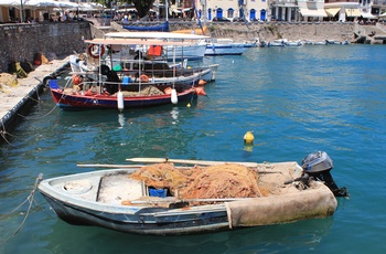 Små fiskerbåde i kystbyen Nafpaktos - Grækenland
