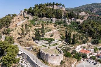 Vej op mod fæstninger der våger over kystbyen Nafpaktos - Grækenland