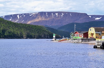 Kystbyen Norris Point og Gros Morne National Park i baggrunden på Newfoundland - Canada