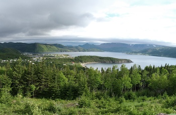Kystbyen Norris Point og Gros Morne National Park i baggrunden på Newfoundland - Canada