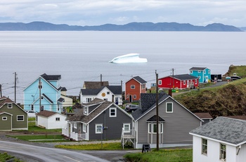 Isbjerg driver forbi kystbyen Twillingate på Newfoundland - Canada