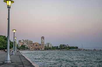 Havnepromenaden i kystbyen Volos - Grækenland