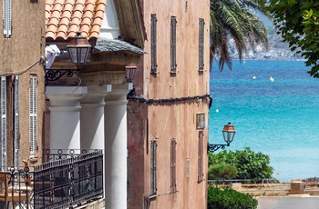 Lille gade i L'Ile Rousse, Korsika, Frankrig