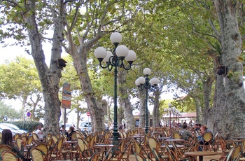 Udendørs cafe i L'Ile Rousse, Korsika, Frankrig