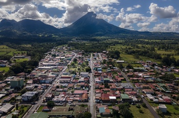 La Fortuna og Arenal vulkanen i baggrunden, Arenal Volcano National Park - Costa Rica