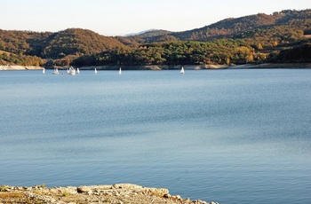 Små sejlbåde på Lago di Bilancino i Toscana - Italien