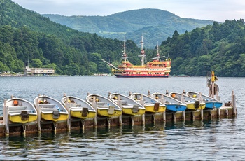 Turbåd på Lake Ashi med Mt. Fuji i baggrunden, Japan