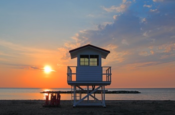 Solnedgang fra strand i Presque Isle State Park, Lake Erie i Pennsylvania