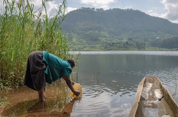 Lokal henter vand ved bredden af Mutanda-søen i Uganda