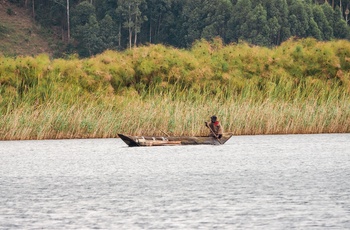 Lokal i lille træbåd på Mutanda-søen i Uganda