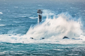 Land's End - stormen Desmond ved Longships Lighthouse.jpg