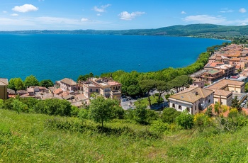Landsby ved Bracchinao søen i Italien