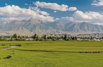 Landsbyen Kochkor med Tian Shan-bjergene i baggrunden - Kirgisistan