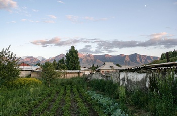 Landsbyen Kochkor ved solnedgang - Kirgisistan