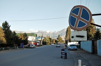 Vej gennem landsbyen Kochkor - Kirgisistan