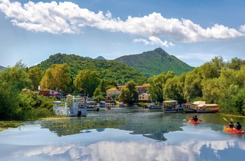 Landsbyen Virpazar ved Skadar-søen i Montenegro