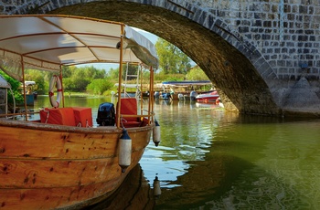 Traditionel træbåd i kanal i landsbyen Virpazar ved Skadarsøen i Montenegro