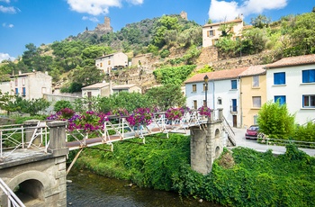 Udsigt  fra landsbyen, til borgen Chateau de Lastours, Languedoc-Roussillon, Frankrig