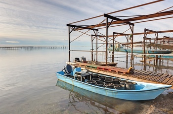 Båd ved østersfarm, Thau Lagune i Languedoc-Roussillon, Frankrig