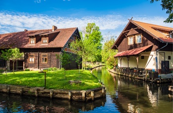 Gamle huse lige ned til vandet i byen Lehde