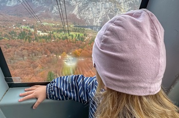 Lille pige i Vogel kabelbanen i Slovenien