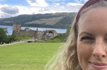 Line med Urquhart Castle i baggrunden, Skotland - Rejsespecialist i Vejle