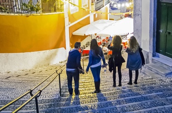 Unge mennesker på vej i byen i Lissabon