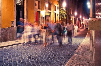 Unge mennesker på vej i byen om aftenen i Lissabon