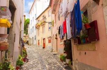 Hyggelig gade i Alfama bydelen, Lissabon