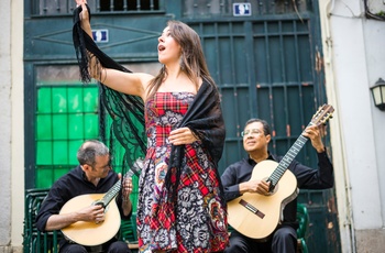 Oplev den traditionelle Fado musik i bydelen Alfama i Lissabon