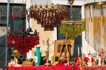 Lysekroner og meget mere på lokalt marked i Portugal