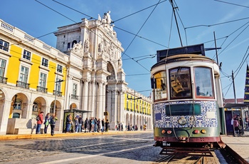 Sporvogn ved Praca do Comercio og triumfbuen der leder ind til Rua Augusta i Lissabon