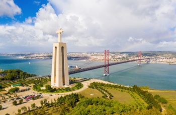 D. 25 april broen over Tajo floden med statuen Cristo Rei, Lissabon