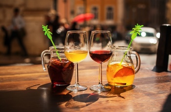 Drikkevare på en udendørs bar i Lissabon