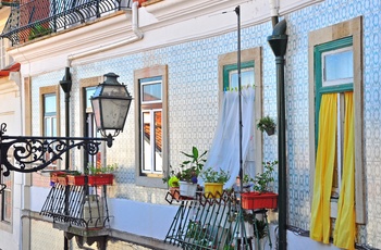 Farverig husfacade i den gamle bydel i Lissabon, Portugal