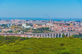 Udsigt til akvædukten med Lissabon i baggrunden fra Monsanto parken