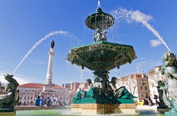 Sommerstemning på Rossio pladsen i Lissabon