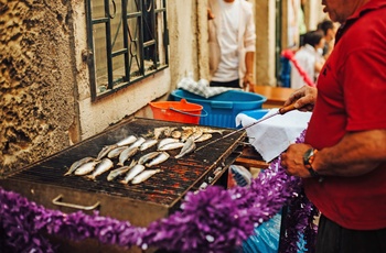 Der grilles sardiner i gade, Portugal