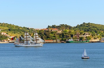 Sejlskib på Tejo-floden i udkanten af Lissabon