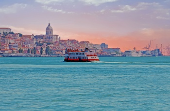 Lille færge på Tejo-floden i Lissabon