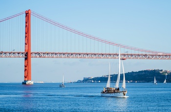 Sejlskib på Tejo-floden og 25. april broen i baggrunden, Lissabon