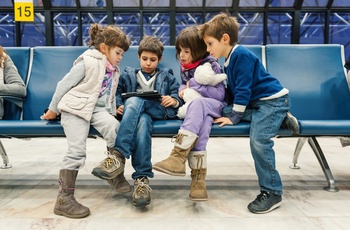 Børn i Lissabons lufthavn 