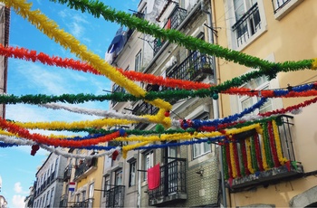 Udsmykkede gader i Lissabon under festivalen Festas de Lisboa, Portugal