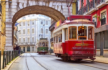Gamle sporvogne på vej gennem Lissabons gamle bydel - Portugal