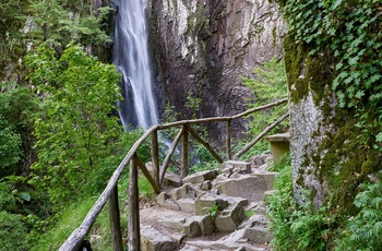 Stil til det cirka 40 meter høje Livaditis-vandfald også kaldet Trachoni - Grækenland