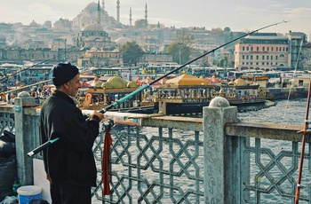 Lokal fisker fra Galata-broen i Istanbul - Foto: Joao Marcelo Martins, Unsplash