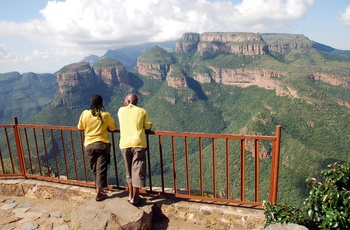 Lokale nyder udsigten til Three Rondavels i Blyde River Canyon, Mpumalanga-højlandet i Sydafrika